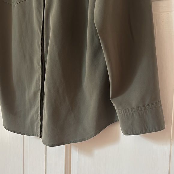 Chico’s Size 2 Olive Solid Hidden Button‎ Down Utility Blouse Chicos Size Large - Picture 4 of 12